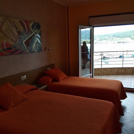 Hostal Residencia Bahia Laxe Bagian luar foto