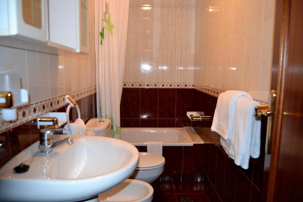 Hostal Residencia Bahia Laxe Bagian luar foto