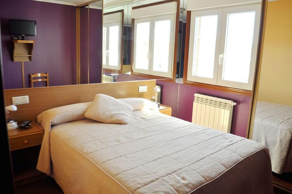 Hostal Residencia Bahia Laxe Bagian luar foto